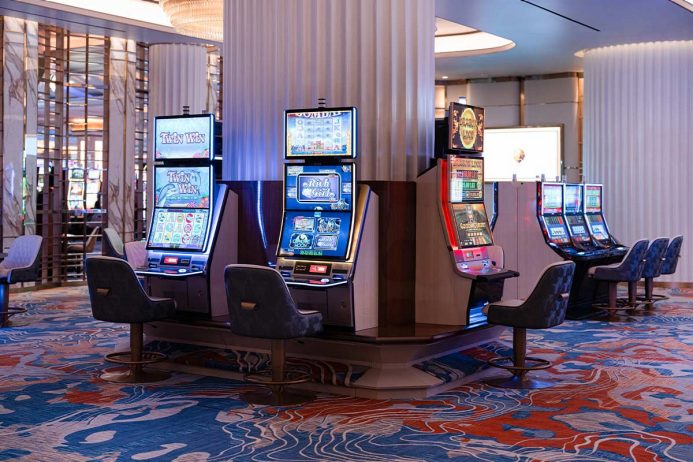 lv sign slot machine